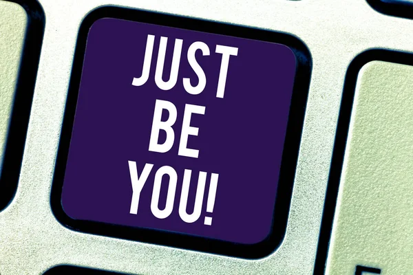 Tekst teken weergegeven: Just Be You. Conceptuele foto Keep authentiek unieke zelf motivatie inspiratie toetsenbord toets voornemen om computer bericht te drukken toetsenblok idee te maken. — Stockfoto