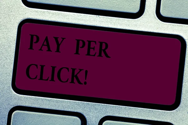 Escrever nota mostrando Pay Per Click. Business photo showcasing Internet Advertising Model Search Engine marketing Estratégia Teclado chave Intenção de criar mensagem de computador pressionando ideia teclado . — Fotografia de Stock