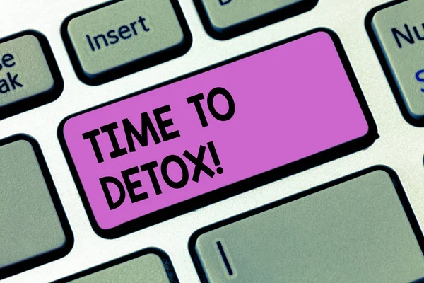 Írásbeli Megjegyzés showingtime, Detox. Bemutatják a pillanatban részére diéta táplálkozás-egészségügyi addiktológiai tisztít billentyű szándékát, hogy hozzon létre a számítógép üzenetet, nyomja meg a billentyűzet ötlet üzleti fotó. — Stock Fotó
