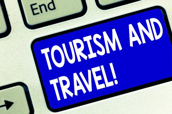 관광 및 여행을 보여주는 글을 참고. 사진 보여주는 기업 유치 재미 있는 관광객 키보드 키 누르면 키패드 아이디어 컴퓨터 메시지를 만들 의도 수용. — 스톡 사진