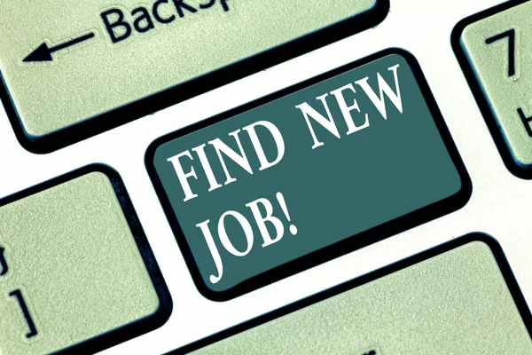 Tekst bord toont nieuwe baan vinden. Conceptuele foto op zoek naar nieuwe carrièremogelijkheden oplossing voor werkloosheid toetsenbord toets voornemen om computer bericht te drukken toetsenblok idee te maken. — Stockfoto