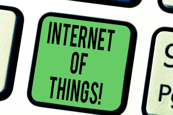 Slovo psaní textu Internet Of Things. Obchodní koncept propojení prostřednictvím Internetu výpočetní zařízení vložené klávesy záměr vytvořit počítač zprávy stisknutí klávesy klávesnice idea. — Stock fotografie