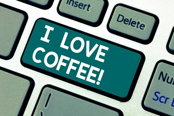 Word のテキストを書く私愛コーヒー。カフェイン中毒キーボード キーのキーパッドのアイデアを押すとコンピューターのメッセージを作成する意図で熱い飲料のための愛情を愛するためのビジネス コンセプト. — ストック写真