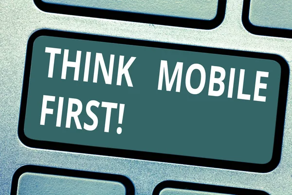 Tekst teken weergegeven: Think Mobile First. Conceptuele foto ontwerpen online ervaring voor telefoons voor web toetsenbordtoets voornemen om computer bericht te drukken toetsenblok idee te maken. — Stockfoto