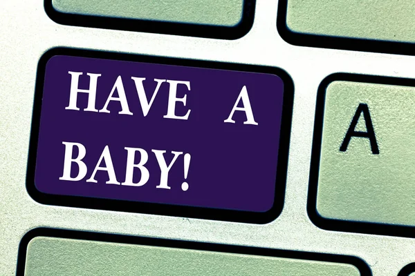 Ordet skriver text har en Baby. Affärsidé för råd att bli gravid och att ha en unge rekommendation tangent avsikt att skapa dator meddelande genom att trycka på knappsatsen idé. — Stockfoto