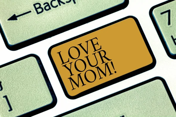 Writing Obs showinglove din mamma. Företag foto skylta har goda känslor om din moder Loving känslor tangent avsikt att skapa dator meddelande genom att trycka på knappsatsen idé. — Stockfoto