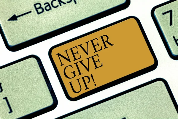 Пишу записку "Никогда не сдавайся". Продолжайте попытки до тех пор, пока вы не добьетесь успеха, следуйте целям своей мечты . — стоковое фото