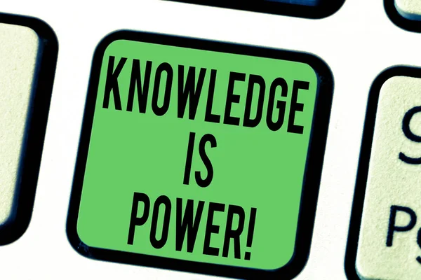 Texte d'écriture de mot La connaissance est puissance. Concept d'affaires pour savoir est plus puissant que la force physique Clé de clavier Intention de créer un message informatique appuyant sur l'idée de clavier . — Photo