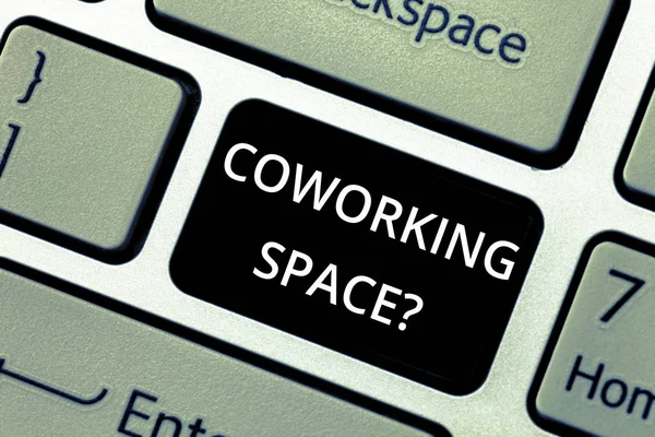 Metin yazma Coworking Spacequestion kelime. İş Hizmetleri için iş kavramı klavye tuşuna basarak tuş takımı fikir bilgisayar ileti oluşturmak için niyet çalışmaya ofisleri paylaşılan.