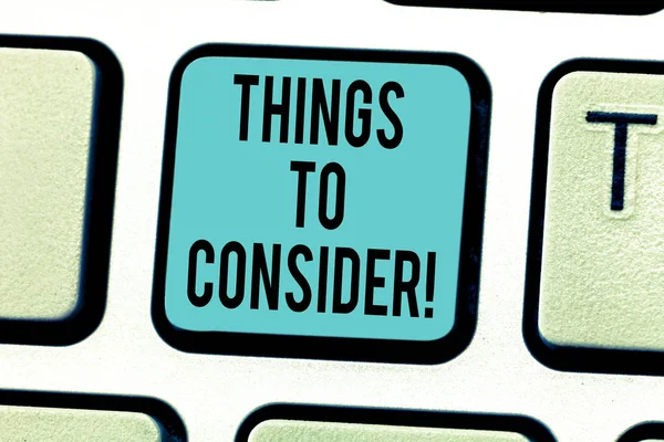 Şeyler düşünün gösterilen not yazma. İş fotoğraf vitrine düşünmek bir şey hakkında dikkatli seçimi klavye yapmak için anahtar tuş takımı fikir tuşuna basarak bilgisayar ileti oluşturmak için niyet.