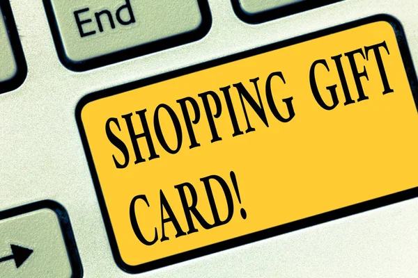 Nota di scrittura che mostra Shopping Gift Card. Business foto vetrina pezzo di carta che si acquista presso il negozio e dare a qualcuno Tastiera chiave Intenzione di creare messaggio del computer premendo idea tastiera . — Foto Stock