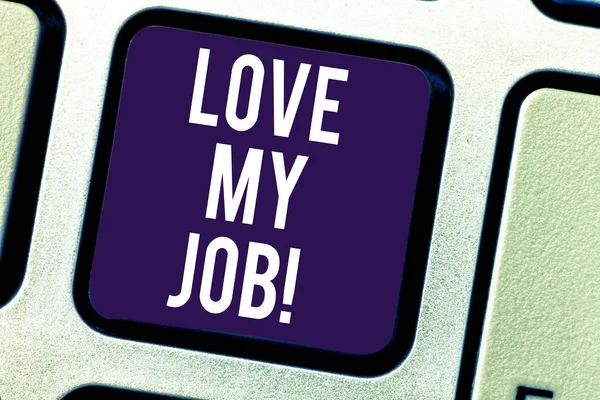 Signo de texto que muestra Love My Job. Foto conceptual Estar satisfecho con el trabajo que uno hace siendo cómodo Teclado clave Intención de crear mensaje de computadora presionando el teclado idea . — Foto de Stock