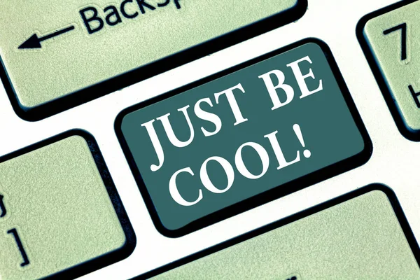 Tekst teken weergegeven: alleen Be Cool. Conceptuele foto hebben een goede houding worden versoepeld positieve glimlach vrolijken u toets op het toetsenbord te willen maken van computer bericht op idee van het toetsenbord te drukken. — Stockfoto