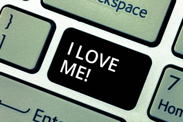 Σύνταξη κειμένου λέξη αγαπώ Me. επιχειρηματική ιδέα για να έχουν καλά συναισθήματα αγάπης για τον εαυτό του selfacceptance πλήκτρο πληκτρολογίου πρόθεση να δημιουργήσετε υπολογιστή μήνυμα πιέζοντας το αριθμητικό πληκτρολόγιο ιδέα. — Φωτογραφία Αρχείου
