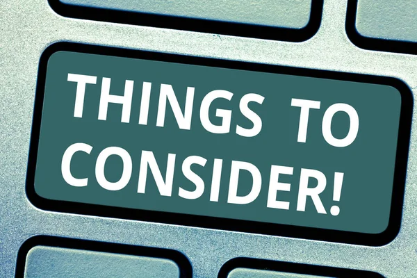 Şeyler düşünün gösterilen metin işareti. Dikkatli bir şekilde seçim klavye yapmak için bir şey hakkında kavramsal fotoğraf düşünüyorum anahtar tuş takımı fikir tuşuna basarak bilgisayar ileti oluşturmak için niyet.