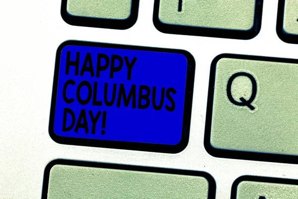 Σύνταξη σημείωσης δείχνοντας χαρούμενος Columbus Day. Επαγγελματίες φωτογραφία προβάλλοντας διακοπών τιμά προσγείωση του Κρίστοφερ στην Αμερική πληκτρολόγιο κλειδί πρόθεση να δημιουργήσετε υπολογιστή μήνυμα πιέζοντας το αριθμητικό πληκτρολόγιο ιδέα. — Φωτογραφία Αρχείου