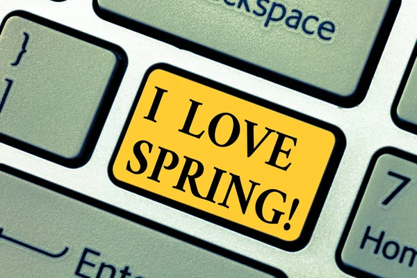 Segno di testo che mostra I Love Spring. Foto concettuale Affetto per la stagione dell'anno in cui ci sono molti fiori Tastiera chiave Intenzione di creare messaggio del computer premendo idea tastiera . — Foto Stock