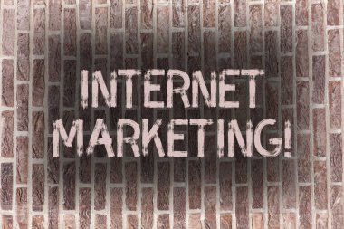 Word metin Internet pazarlama yazma. Duvarda yazılı Graffiti motivasyonel arama gibi Online Ticaret ağ girişimci Girişimcilik tuğla duvar sanat için iş kavramı.