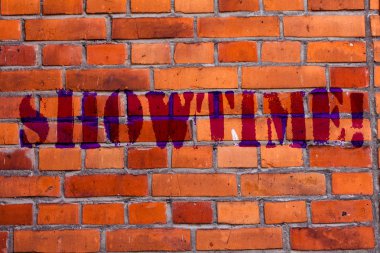 Showtime gösterilen metin işareti. Kavramsal fotoğraf oynamak Film konser Perforanalysisce olay tuğla duvar sanatı başlatmak üzere zamanlandığı saat gibi duvarda yazılı Graffiti motivasyonel çağrı.