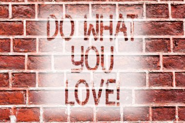 El yazısı metin yapmak What You Love yazma. Pozitif arzu mutluluk faiz zevk mutlu seçim tuğla duvar sanatı duvarda yazılı Graffiti motivasyonel arama gibi anlam kavramı.