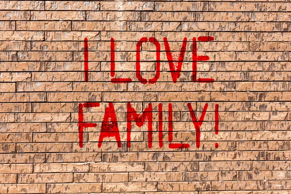 Ord skriva text jag kärlek familj. Affärsidé för goda känslor kärlek noggrannhet för din mor far Brick Wall art som Graffiti motiverande samtal skriven på väggen. — Stockfoto