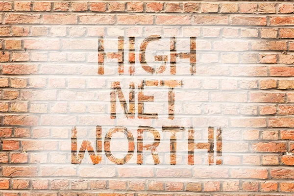 Znak tekstowy Wyświetlono High Net Worth. Koncepcyjne zdjęcie o highvalue coś drogich przedsiębiorstwa Aclass Brick Wall art jak Graffiti motywacyjne nazywają napisany na ścianie. — Zdjęcie stockowe