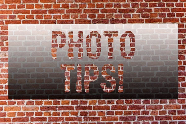 Ordet skriva text fototips. Affärsidé för förslag att ta bra bilder tips för stora fotografering Brick Wall art som Graffiti motiverande samtal skriven på väggen. — Stockfoto