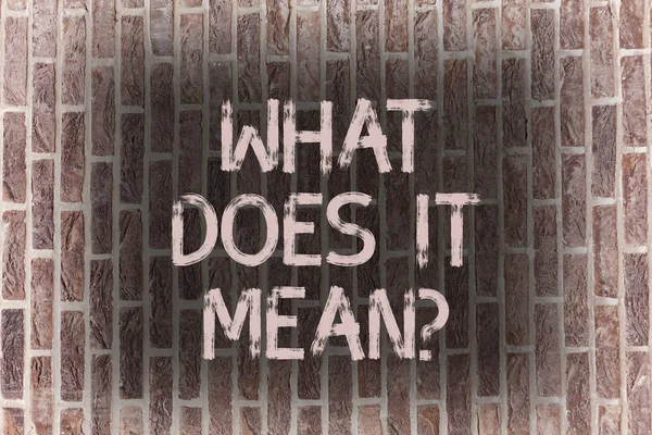 Texto de escritura de palabras What Does It meanquestion. Concepto de negocio para la confusión Curiosidad Preguntar Consultar Ladrillo Arte de la pared como Graffiti llamada motivacional escrita en la pared . — Foto de Stock