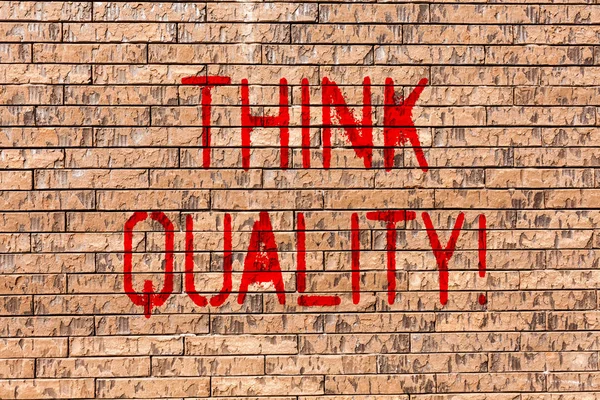 Texto escrito por palavras Think Quality. Conceito de negócio para pensar em soluções inovadoras valiosas Ideias de sucesso Brick Wall art como Graffiti chamada motivacional escrito na parede . — Fotografia de Stock