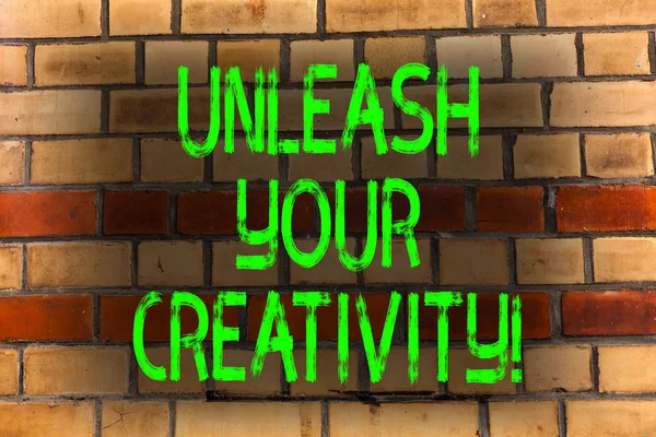 Texto de escritura de palabras Libera tu creatividad. Concepto de negocio para desarrollar inteligencia personal Wittiness Wisdom Brick Wall art como Graffiti llamada motivacional escrita en la pared . — Foto de Stock