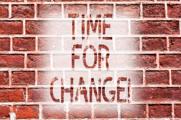 Написання тексту Час для змін. Концепція що означає перехід зростання поліпшення трансформації Розвиток цегляної стіни мистецтво як графіті мотиваційний виклик написаний на стіні . — стокове фото