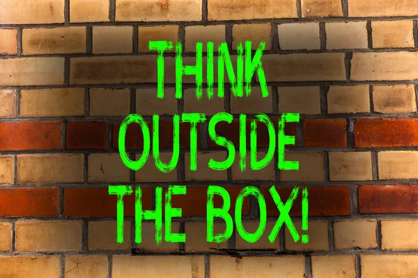 Текст для написания слов "Думай вне коробки". Бизнес-концепция для мышления о новых и творческих решений приводит к успеху Кирпичная стена искусства, как граффити мотивационный вызов написан на стене . — стоковое фото