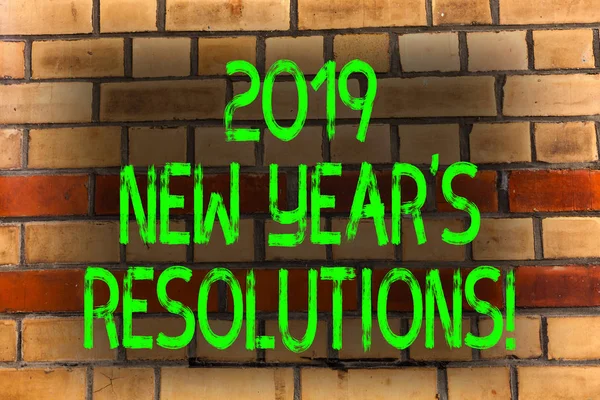 Λέξη σύνταξη κειμένου ψηφίσματα του νέου έτους S 2019. Επιχειρηματική ιδέα για λίστα με στόχους ή στόχους για να επιτευχθεί τέχνη τοίχο από τούβλα όπως Graffiti παρακινητικές κλήση γραμμένη στον τοίχο. — Φωτογραφία Αρχείου
