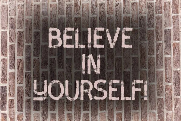 Word writing text believe in yourself. Geschäftskonzept für Entschlossenheit Positivität Mut Vertrauen Glaube Backsteinwandkunst wie Graffiti Motivationsaufruf an die Wand geschrieben. — Stockfoto