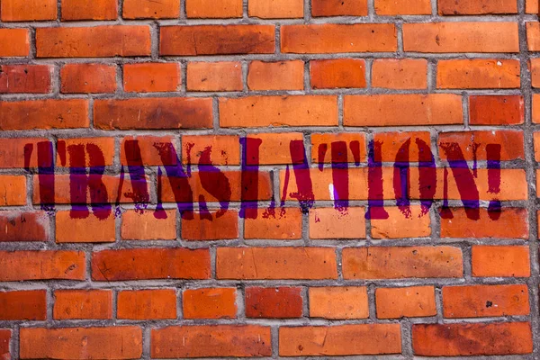 Signo de texto que muestra Traducción. Foto conceptual Transforme palabras o textos a otro idioma Arte de la pared de ladrillo como Graffiti llamada motivacional escrita en la pared . — Foto de Stock