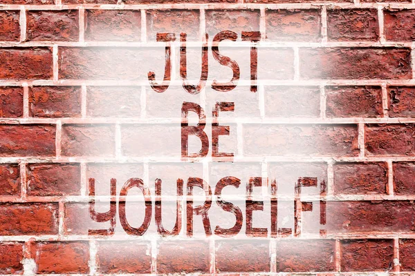 Pisma odręcznego pisania tekstu po prostu być sobą. Koncepcja, czyli sztuka Self postawa zaufania True pewność, uczciwość motywacji mur z cegły jak Graffiti motywacyjne nazywają napisany na ścianie. — Zdjęcie stockowe