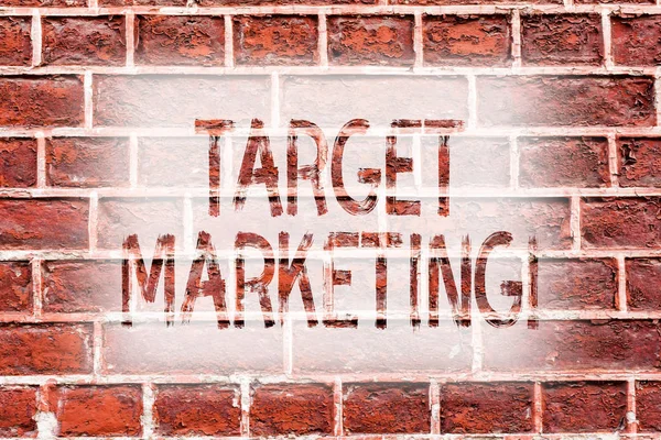 Scrittura di testi a mano Target Marketing. Concetto significato Segmentazione del mercato Pubblico Targeting Selezione clienti Mattone Wall art like Graffiti motivational call written on the wall . — Foto Stock