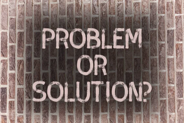 Λέξη σύνταξη κειμένου πρόβλημα ή Solutionquestion. Επιχειρηματική ιδέα για την τέχνη νομίζω ότι λύσει ανάλυση την επίλυση συμπέρασμα τοίχο από τούβλα όπως Graffiti παρακινητικές κλήση γραμμένη στον τοίχο. — Φωτογραφία Αρχείου