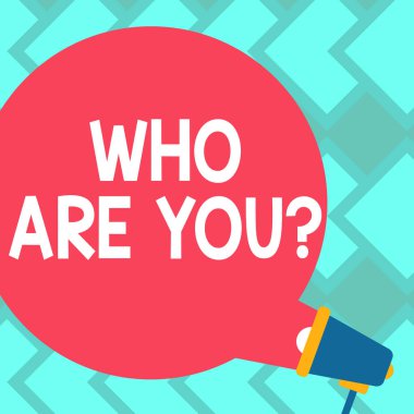 Kim çoğu Marik gösterilen metin işareti. Kavramsal fotoğraf tanıtmak veya tanıtmak kendinizi, kişisel hikaye boş yuvarlak renk konuşma balonu geliyor Out of megafon duyuru için söyle.