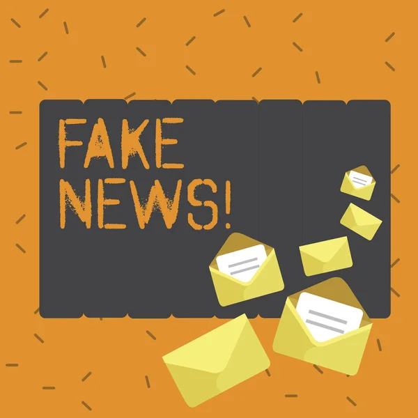 Σύνταξη σημείωσης δείχνει Fake News. Επαγγελματίες φωτογραφία προβάλλοντας ψευδώς αβάσιμες πληροφορίες φάρσα. — Φωτογραφία Αρχείου