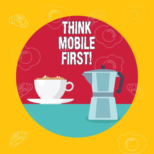 Текст для написания слов Think Mobile First. Бизнес-концепция для портативных устройств разрабатывает маркетинговые целевые портативные телефоны . — стоковое фото