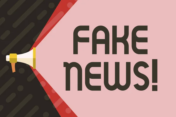 Handschriftlicher Text, der Fake News schreibt. Konzept bedeutet falsche, unbegründete Falschinformationen. — Stockfoto