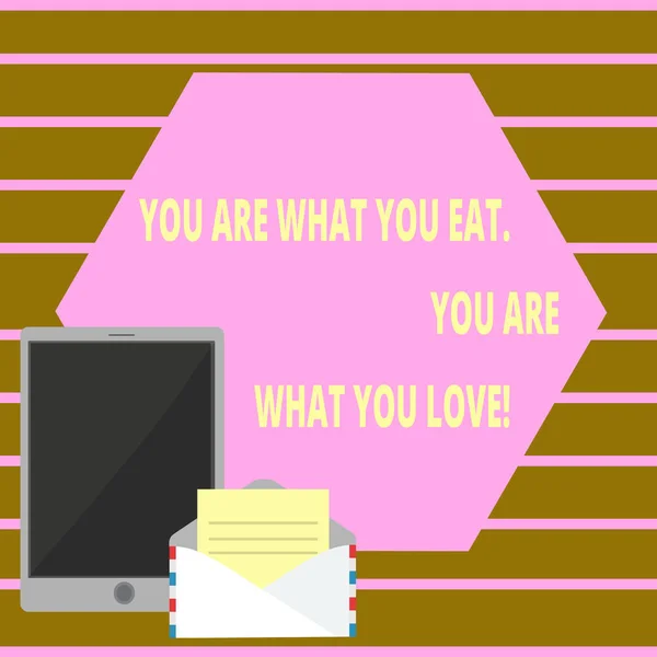 Escrita conceitual mão mostrando que você é o que você come você é o que você ama. Texto da foto de negócios Comece a comer alimentos saudáveis . — Fotografia de Stock