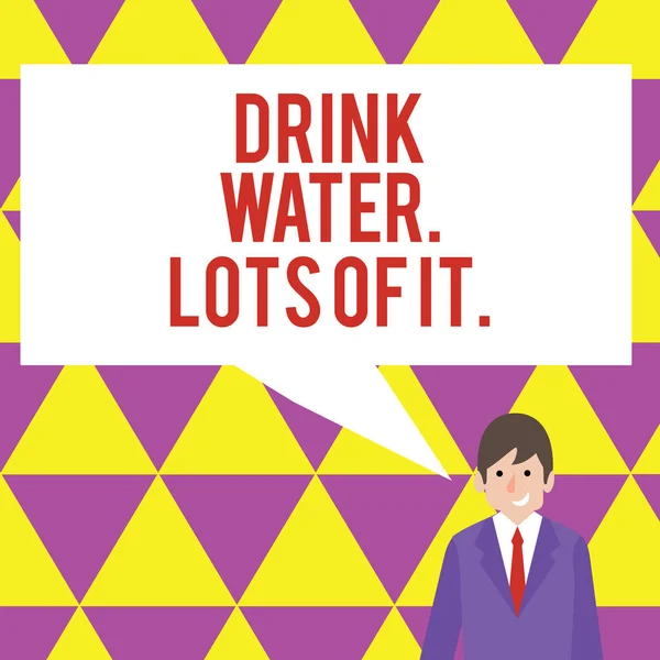Текстовый знак с надписью "Пейте много воды". Концептуальное фото питьевой жидкости, чтобы сохранить наш организм в отличном состоянии . — стоковое фото