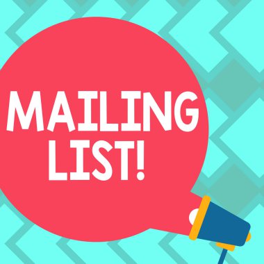 E-posta listesi gösterilen metin işareti. Kavramsal fotoğraf adlarını ve adreslerini göstermek boş yuvarlak renk konuşma balonu geliyor Out of megafon için duyuru bir şey göndermek için gidiyorsun.