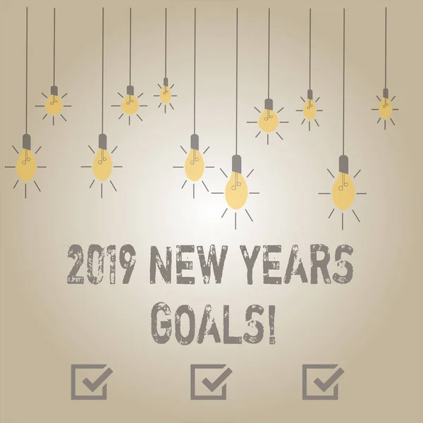 Σύνταξη σημείωσης δείχνοντας νέους στόχους χρόνια 2019. Επαγγελματίες φωτογραφία προβάλλοντας ανάλυση λίστα με πράγματα που θέλετε να επιτύχετε. — Φωτογραφία Αρχείου