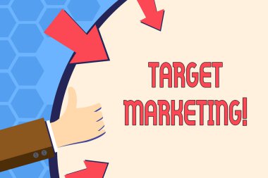 Hedef pazarlama gösterilen not yazma. Pazar bölümleme izleyici hedefleme müşteri seçimi vitrine iş fotoğraf.