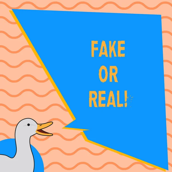 Schrijven van notitie weergegeven: Fake of Real. Zakelijke foto presentatie controleren als producten originele zijn of niet kwaliteitscontrole. — Stockfoto