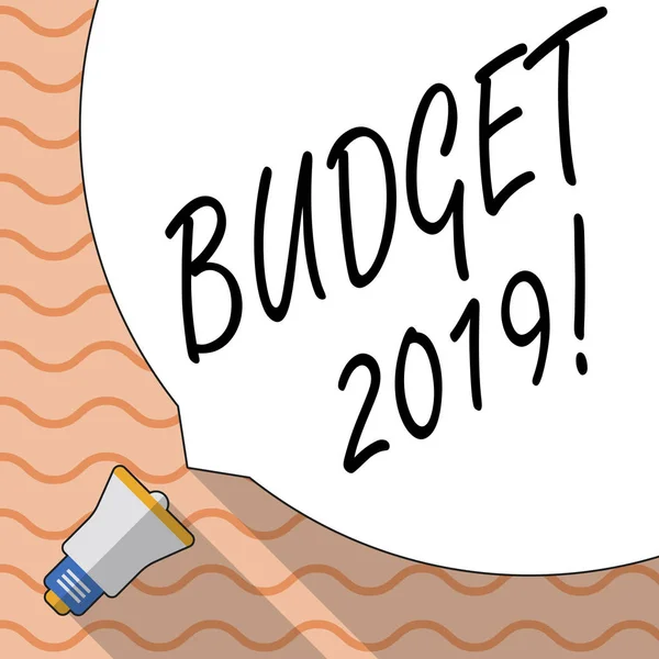 Escritura a mano conceptual que muestra el Presupuesto 2019. Texto de la foto del negocio Estimación del año nuevo de ingresos y gastos Plan financiero . — Foto de Stock