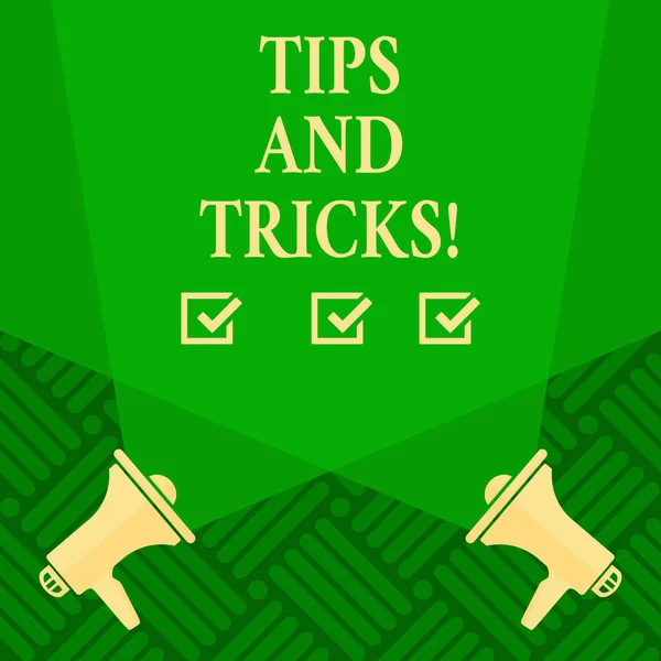 Signo de texto que muestra consejos y trucos. Sugerencias para facilitar las cosas Consejos útiles Soluciones . —  Fotos de Stock